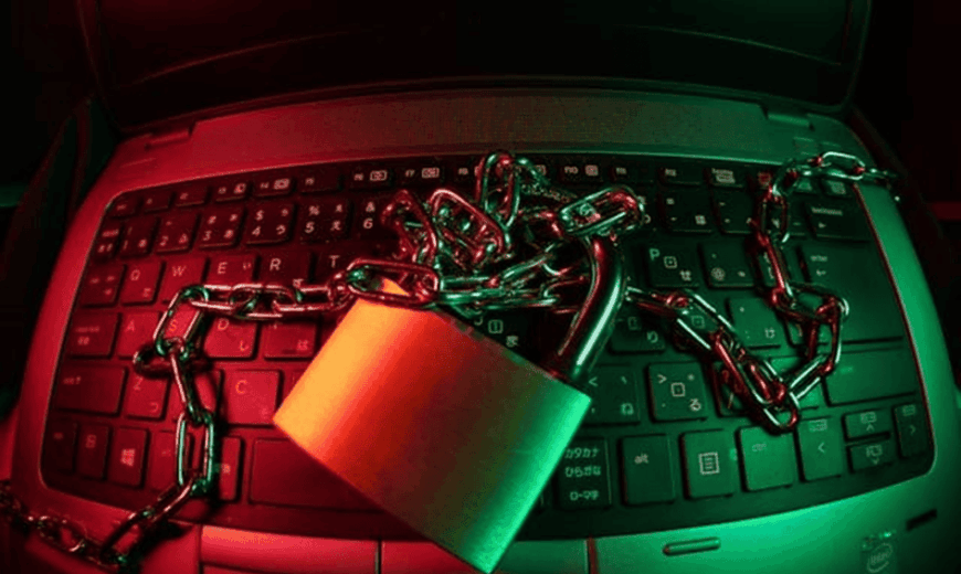 Toetsenbord met slot en kettingen