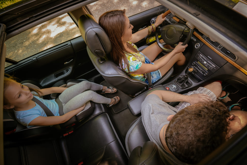 familie onderweg met een veilige auto