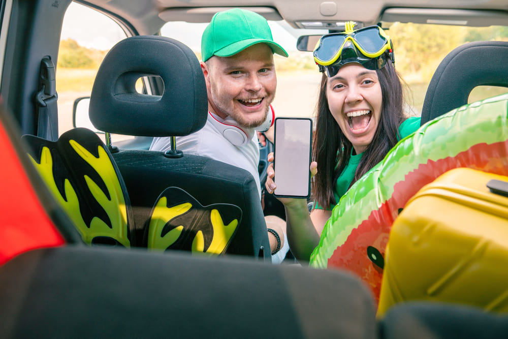 koppel in een auto met checklist voor veilige autoreis
