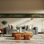 Modern ingerichte woonkamer met veel daglicht en neutrale tinten, passend bij stabiele woonlasten