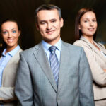 3 mensen met die in een bedrijf werken