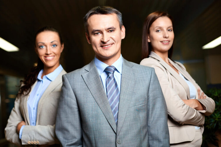 3 mensen met die in een bedrijf werken