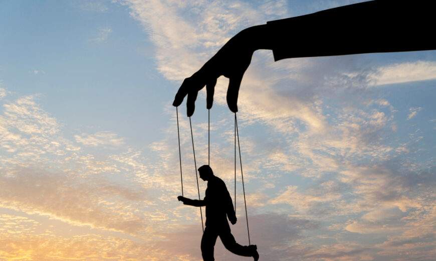 man in touwtjes als visualisatie van ACT