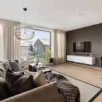 Een modern en gezellig interieur met beige en zwarte eccenten