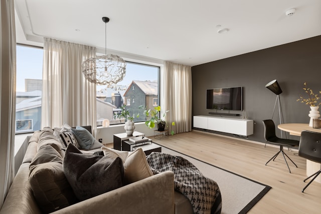 Een modern en gezellig interieur met beige en zwarte eccenten