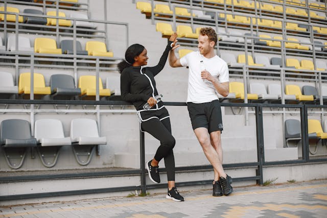 Man en vrouw weten waarom goede sportkleding je prestaties merkbaar verbetert