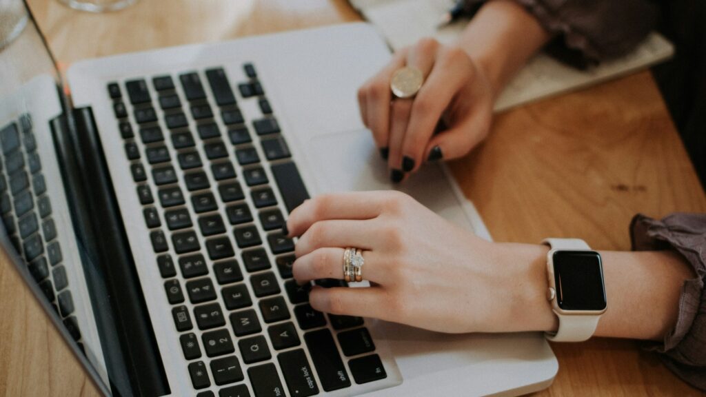 zzp’er die bedrijfsvorm kiezen voorbereidt door administratie en werk op laptop te organiseren