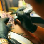 tattoo artist zet tattoo bij een klant