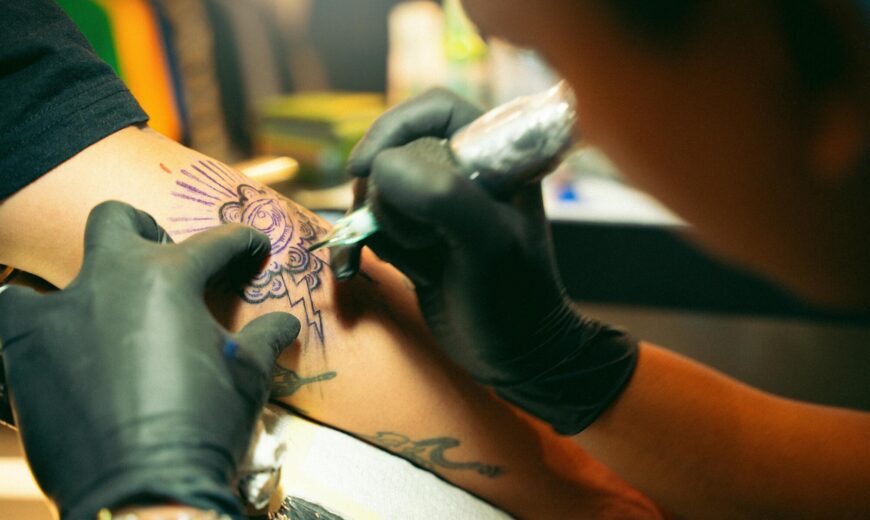 tattoo artist zet tattoo bij een klant