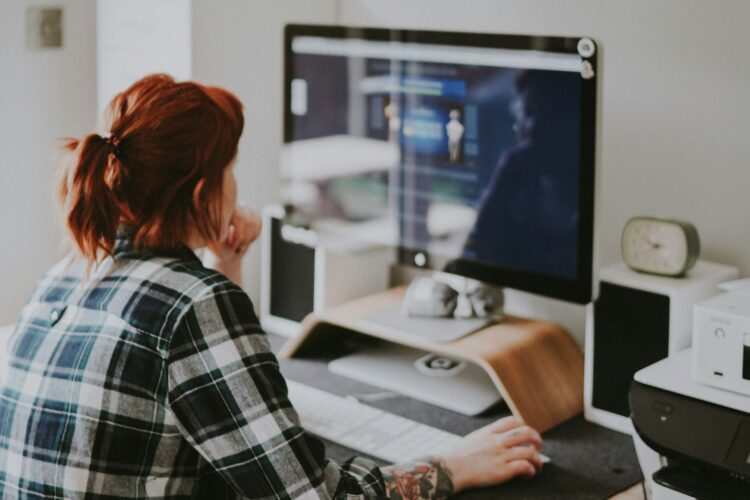 zzp’er die bedrijfsvorm kiezen overweegt achter computer met administratie en planning in beeld