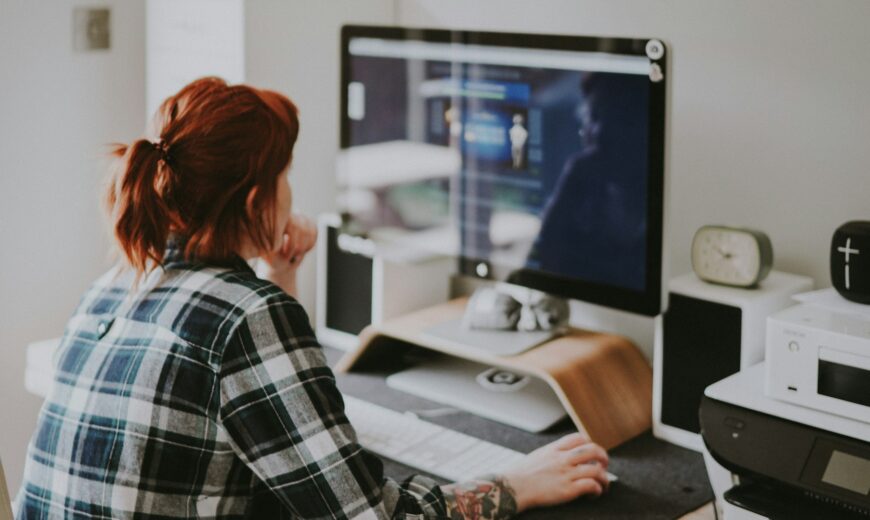 zzp’er die bedrijfsvorm kiezen overweegt achter computer met administratie en planning in beeld