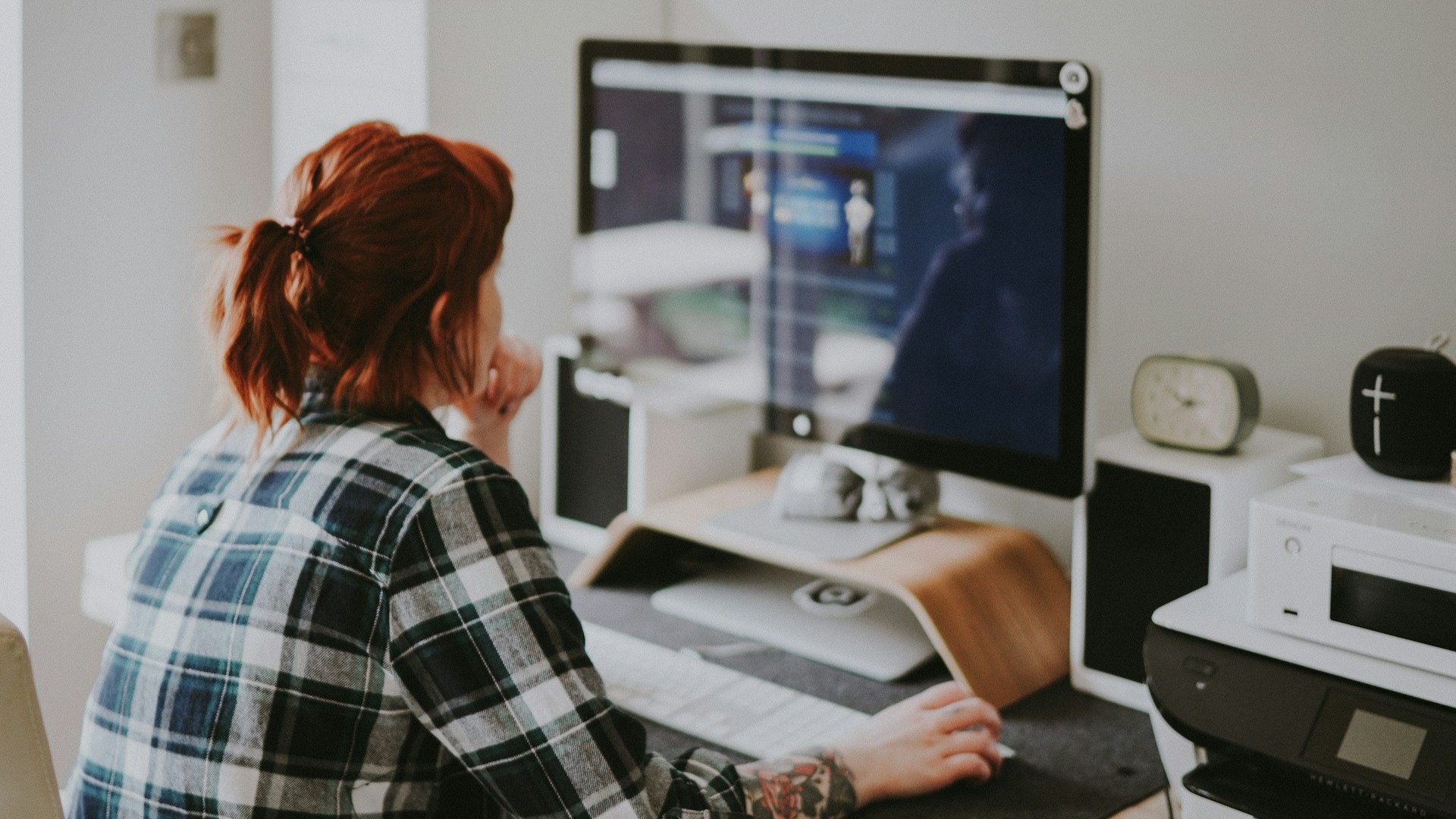 zzp’er die bedrijfsvorm kiezen overweegt achter computer met administratie en planning in beeld