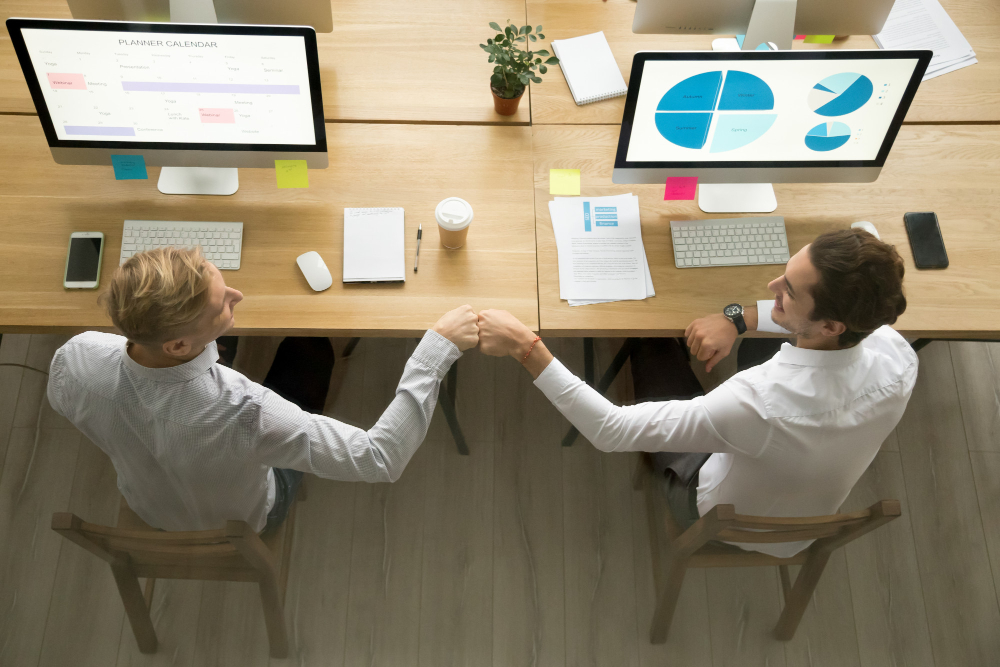 2 ondernemers die elkaar een box geven