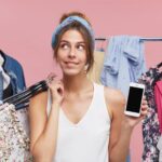 vrouw met kleding en telefoon in haar handen