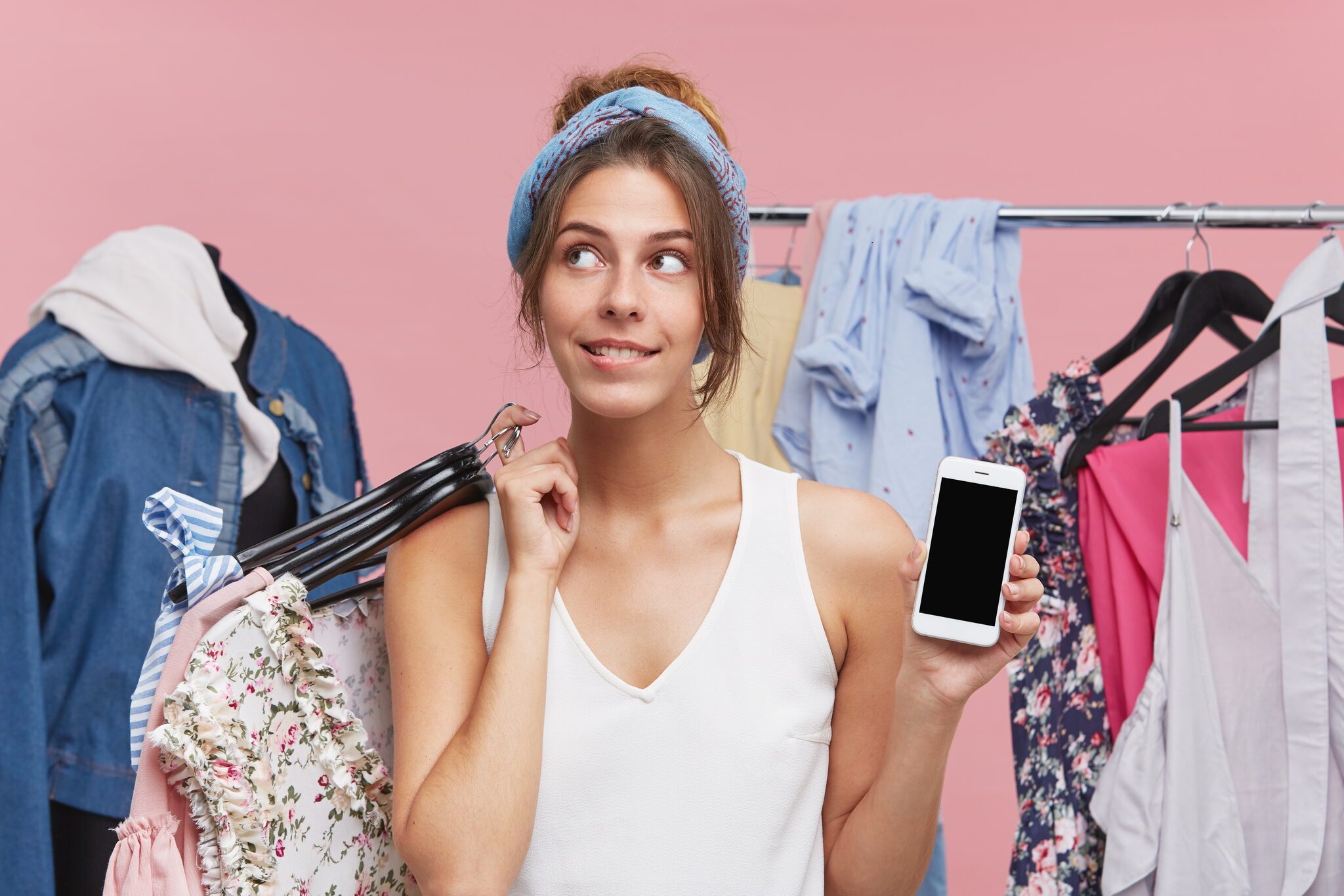 vrouw met kleding en telefoon in haar handen