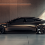 Luxe moderne sedan afgewerkt met een satin metallic car wrap in een minimalistische studio.