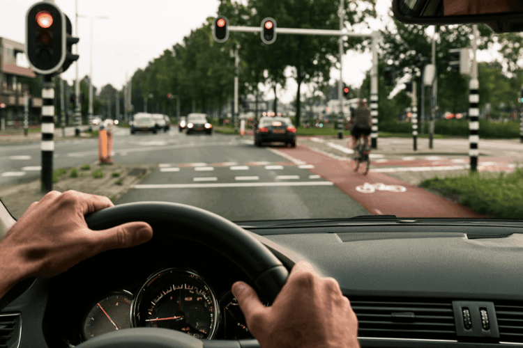bestuurder in het verkeer bij een kruispunt