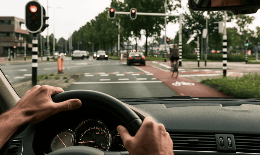 bestuurder in het verkeer bij een kruispunt