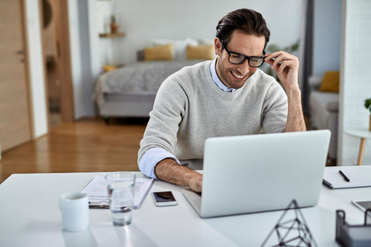 tevreden makelaar achter een laptop
